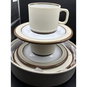 Arita Genesis Service 2 cups/saucer, desert plates & Bake Dish Brown/Beige